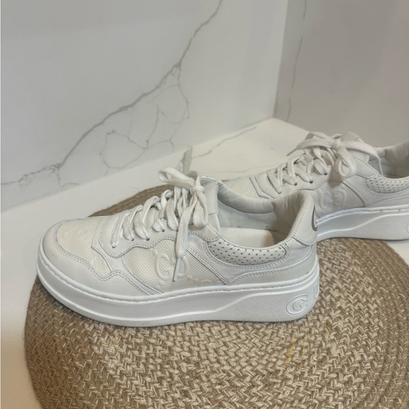 I’m selling my used Gucci sneakers. They are 7. - Picture 1 of 10